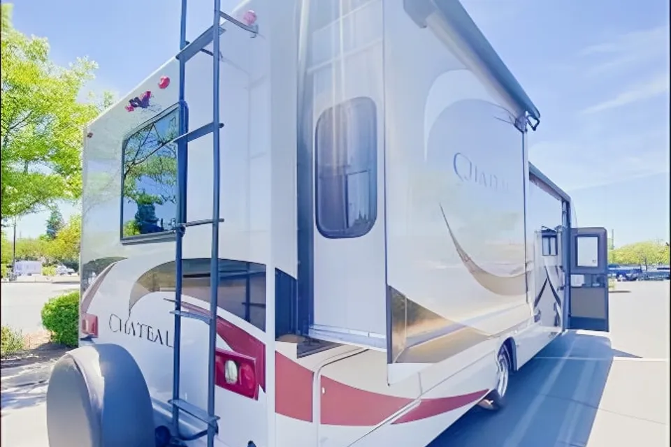 Make great memories in my Roomy Thor Chateau 31L!