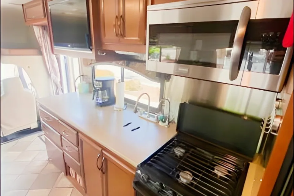 Make great memories in my Roomy Thor Chateau 31L!