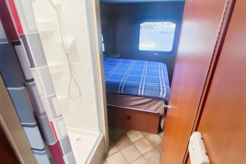Make great memories in my Roomy Thor Chateau 31L!