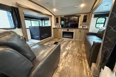 Bruno's Forest River sabre Fifth Wheel