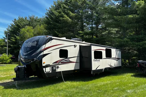 Gen & Simon's Camper for your next vacation (keystone 323BH Outback)