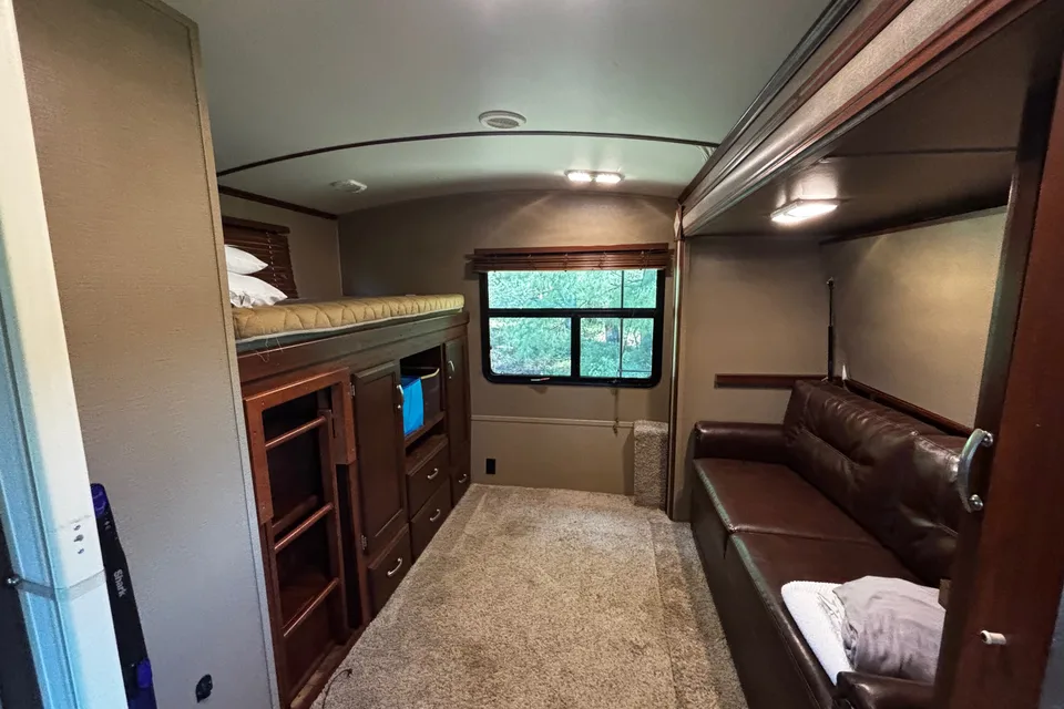 Gen & Simon's Camper for your next vacation (keystone 323BH Outback)