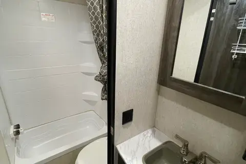 Spacious Clean 23' Compact Travel Trailer