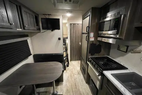 Spacious Clean 23' Compact Travel Trailer