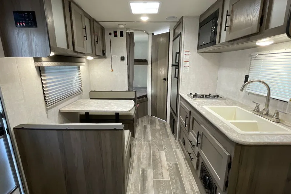 Aaron's Gulfstream Enlighten 19BH Travel Trailer
