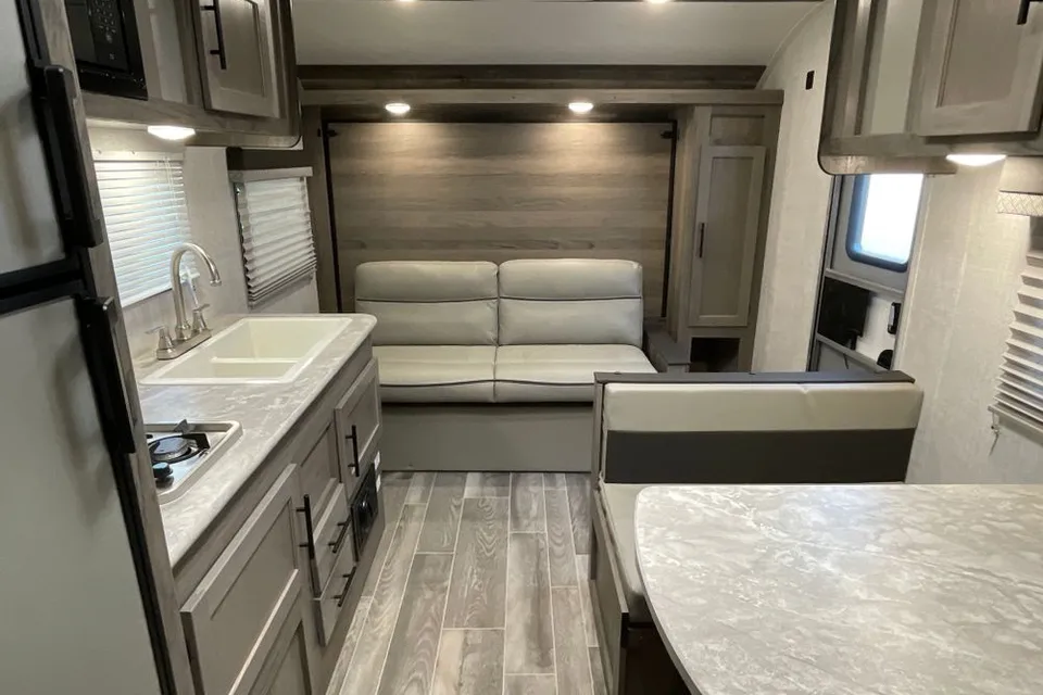 Aaron's Gulfstream Enlighten 19BH Travel Trailer