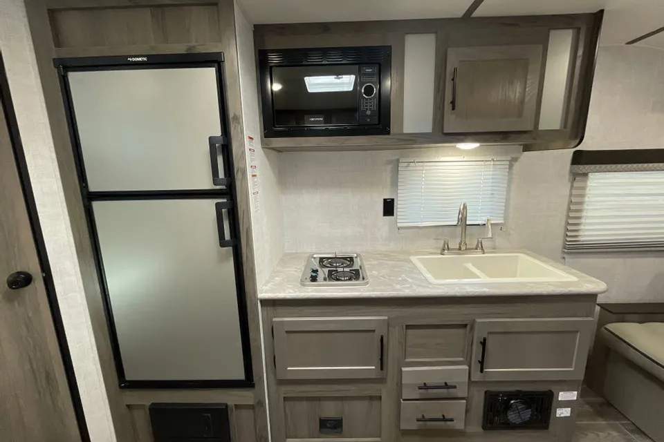 Aaron's Gulfstream Enlighten 19BH Travel Trailer