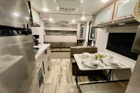  Coleman RV trailer Sleeps 7 Lightweight