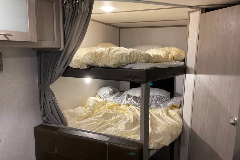 Coleman RV trailer Sleeps 7 Lightweight