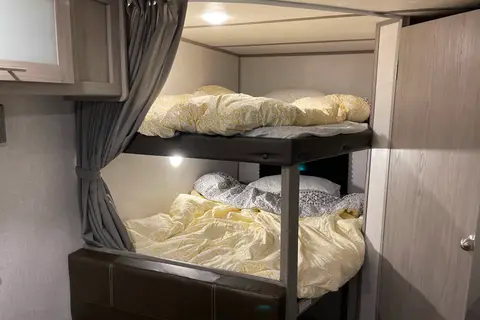  Coleman RV trailer Sleeps 7 Lightweight