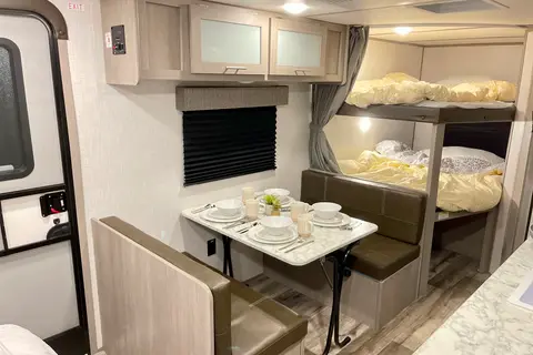  Coleman RV trailer Sleeps 7 Lightweight