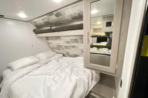  Coleman RV trailer Sleeps 7 Lightweight