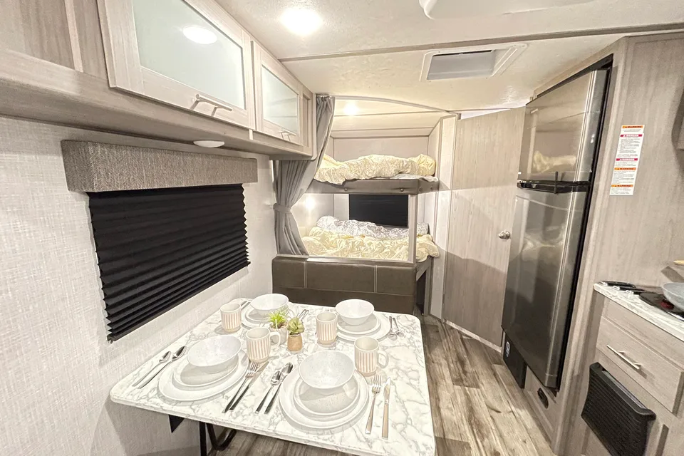  Coleman RV trailer Sleeps 7 Lightweight