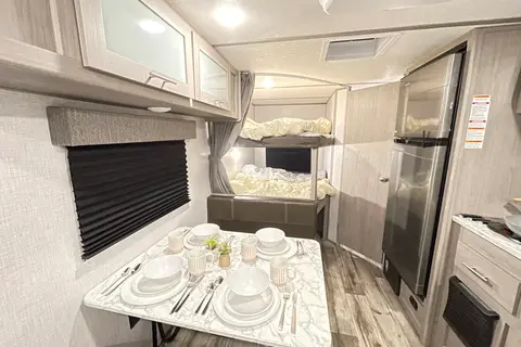 Coleman RV trailer Sleeps 7 Lightweight