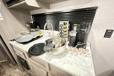  Coleman RV trailer Sleeps 7 Lightweight