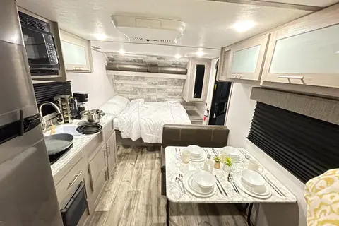  Coleman RV trailer Sleeps 7 Lightweight