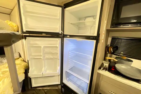  Coleman RV trailer Sleeps 7 Lightweight