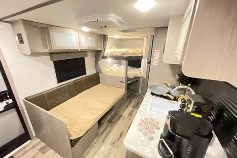  Coleman RV trailer Sleeps 7 Lightweight