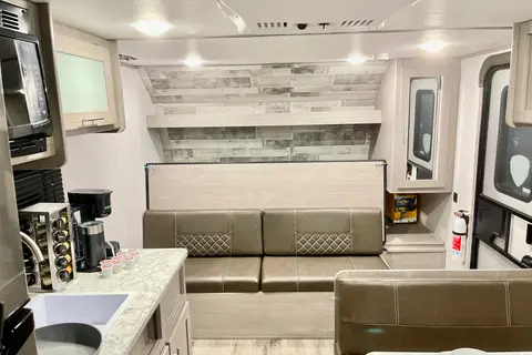  Coleman RV trailer Sleeps 7 Lightweight