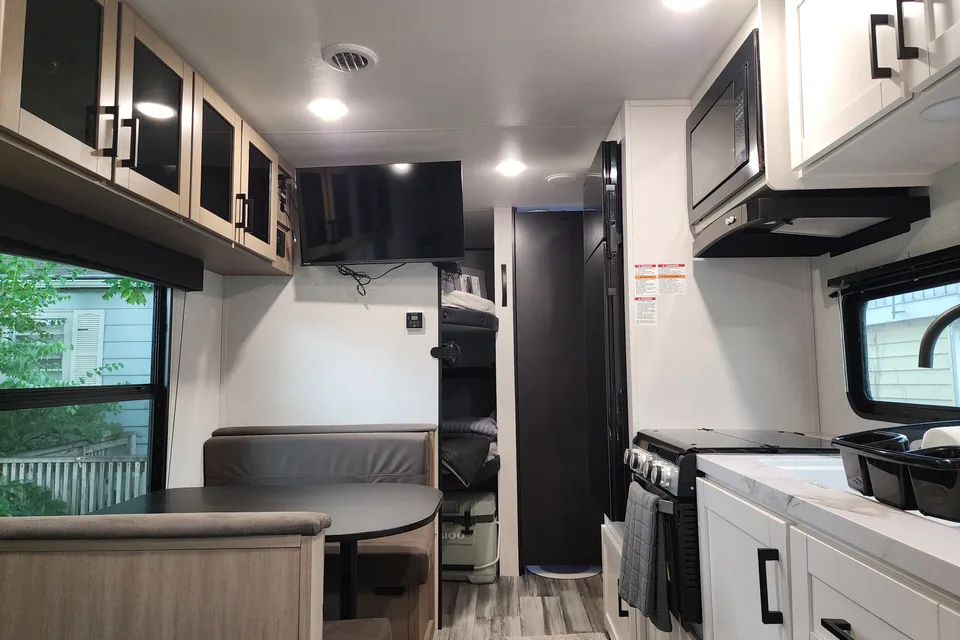 Frosty Dinghy's 2026 Jayco SLX Flight