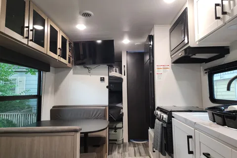 Frosty Dinghy's 2026 Jayco SLX Flight
