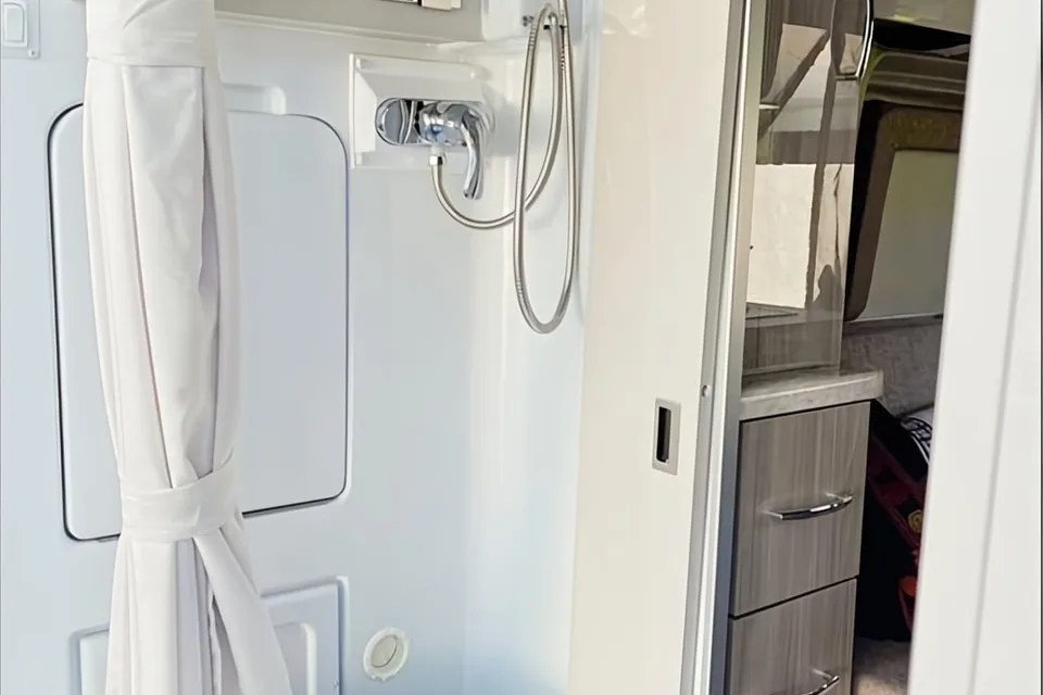 2022 CONVENIENT & EASY TO DRIVE RV!!! THOR SCOPE 18M