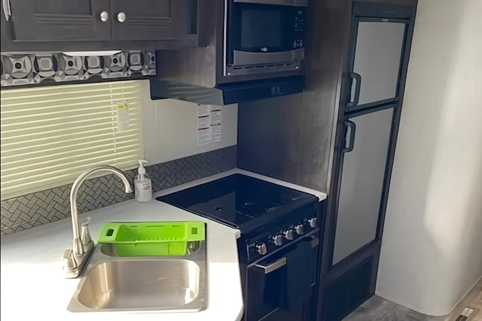 Vamonos Heartland Pioner Travel Trailer