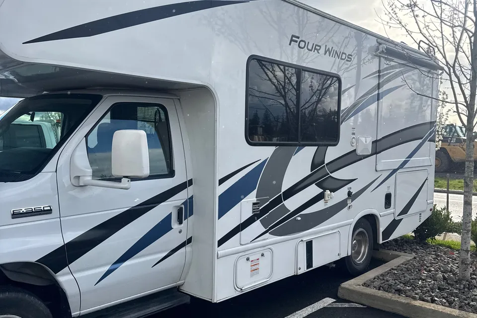 Mohammed's Thor Motor Coach Four winds Class C