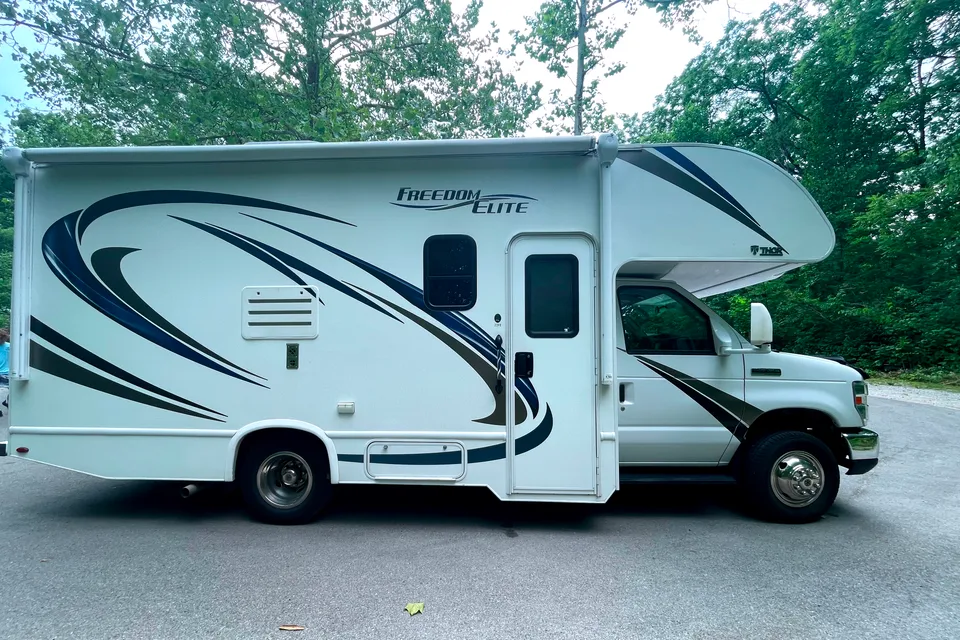 Fully loaded Thor Motor Coach Freedom Elite Class C