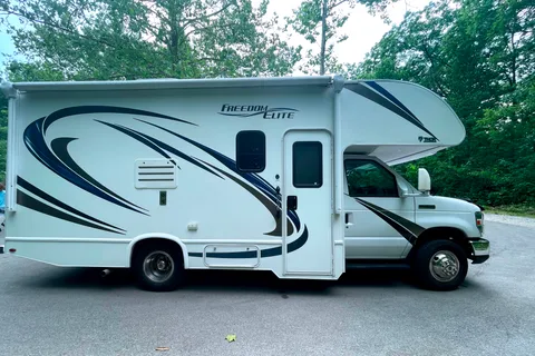 Fully loaded Thor Motor Coach Freedom Elite Class C