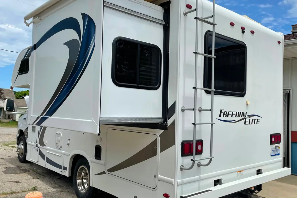 Fully loaded Thor Motor Coach Freedom Elite Class C
