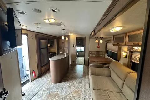 Cedar & Stone 32’ Viewfinder RV VS32KIBH Travel Trailer