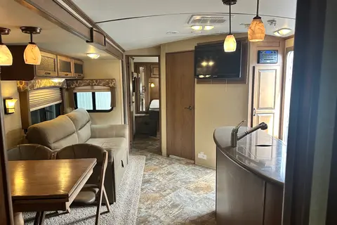Cedar & Stone 32’ Viewfinder RV VS32KIBH Travel Trailer