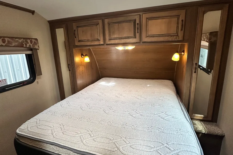 Cedar & Stone 32’ Viewfinder RV VS32KIBH Travel Trailer