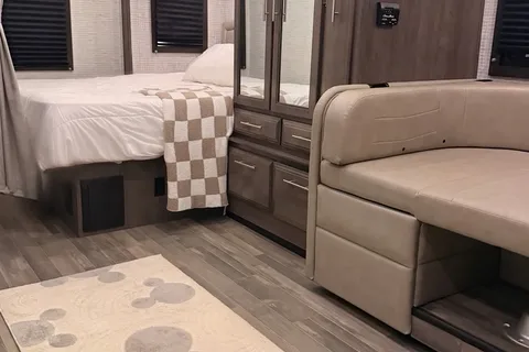 Augusta Adventure Coach