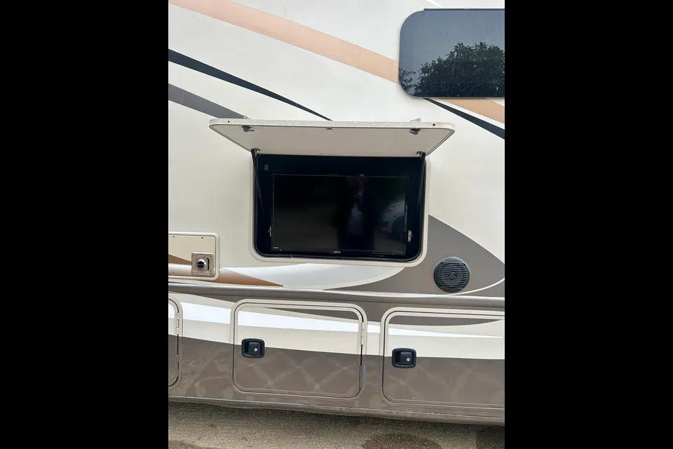 gary's Thor Motor Coach Windsport Class A