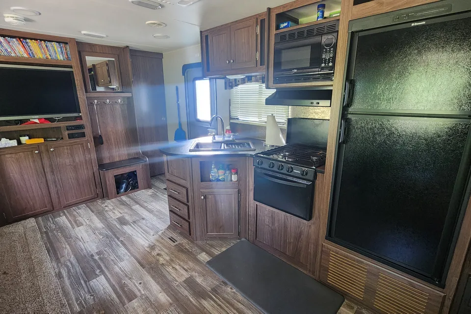 Dave's Pioneer BH270 Travel Trailer