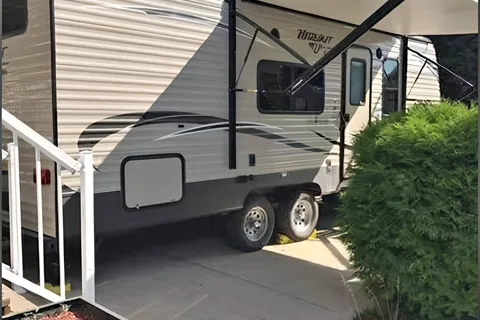Bayani 's Keystone Hideout Travel Trailer