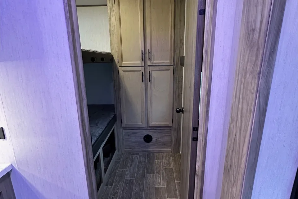 2021 Arctic Wolf 287BH Fifth Wheel, Sleeps up to 10!