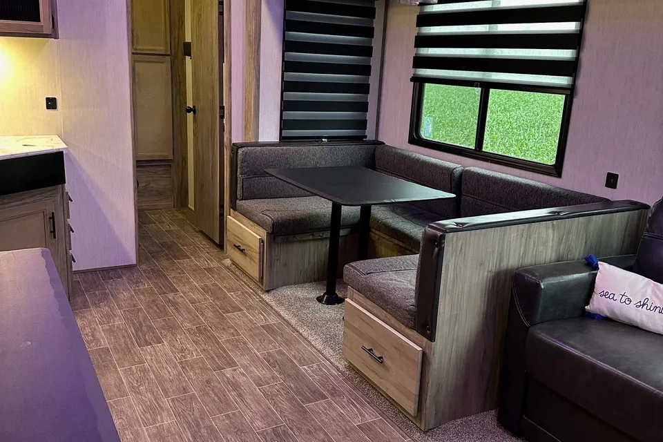 2021 Arctic Wolf 287BH Fifth Wheel, Sleeps up to 10!
