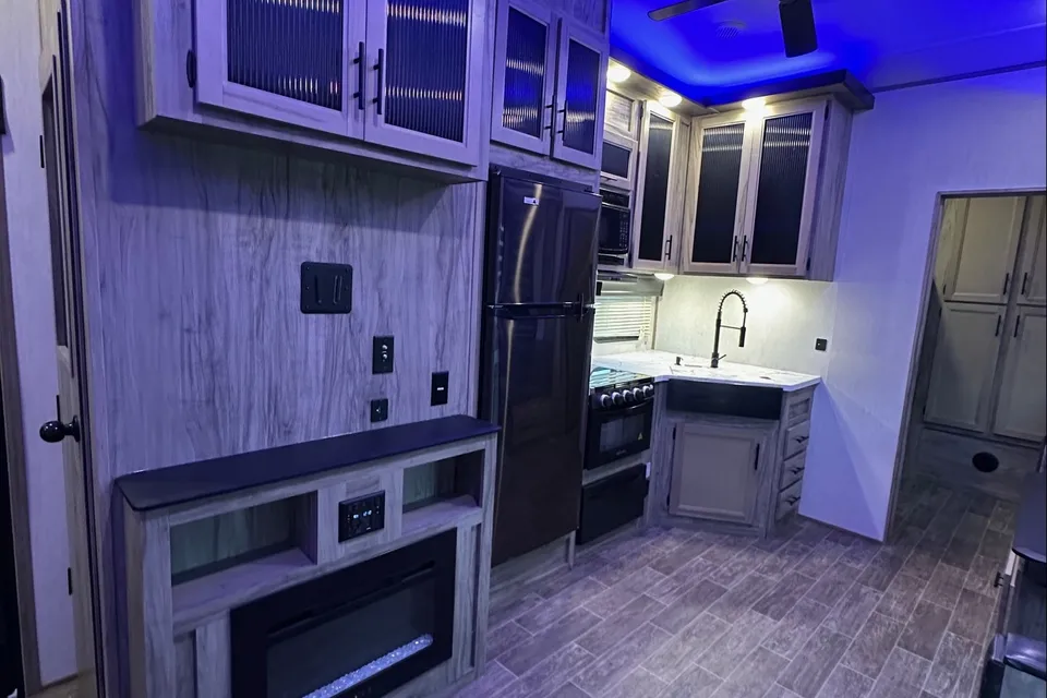 2021 Arctic Wolf 287BH Fifth Wheel, Sleeps up to 10!