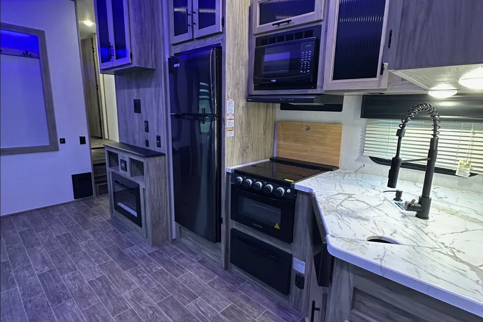 2021 Arctic Wolf 287BH Fifth Wheel, Sleeps up to 10!