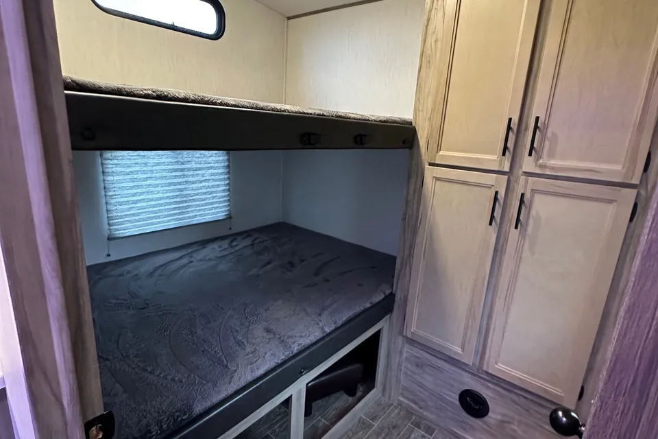 2021 Arctic Wolf 287BH Fifth Wheel, Sleeps up to 10!