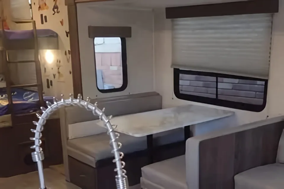 SilverLake 2 w/ Bunks: Delivery Available ($85)Fully Equipped: No Prep Fee