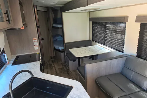 Jeremy's Dutchmen 263bh Travel Trailer
