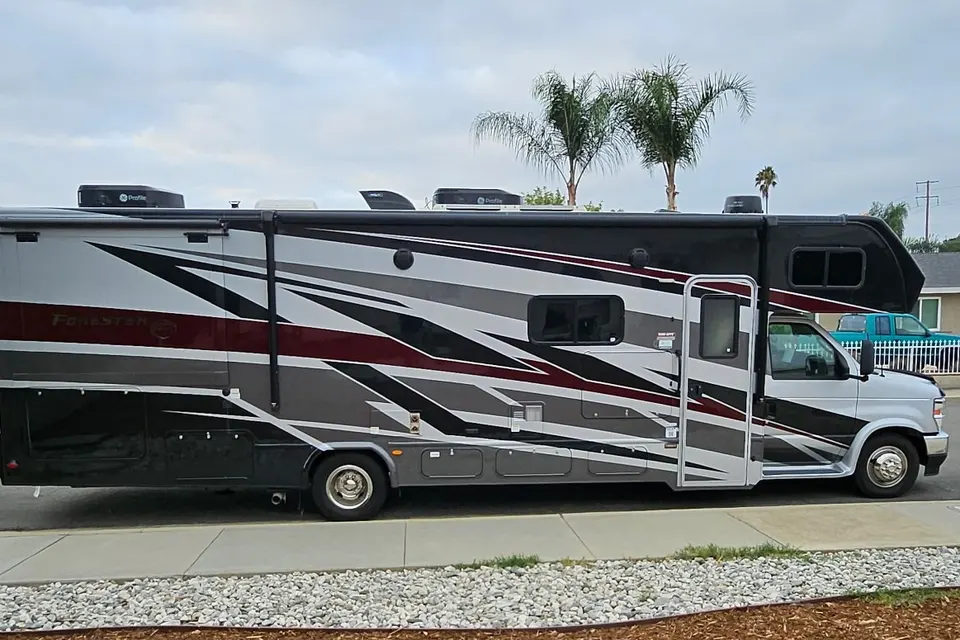 NEW 2025 32ft Forest River Forester (Low Miles)