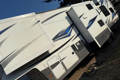 Stephan's Dutchmen Voltage 3605 Toy Hauler