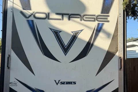 Stephan's Dutchmen Voltage 3605 Toy Hauler