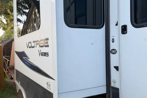 Stephan's Dutchmen Voltage 3605 Toy Hauler