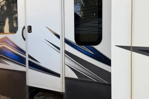 Stephan's Dutchmen Voltage 3605 Toy Hauler